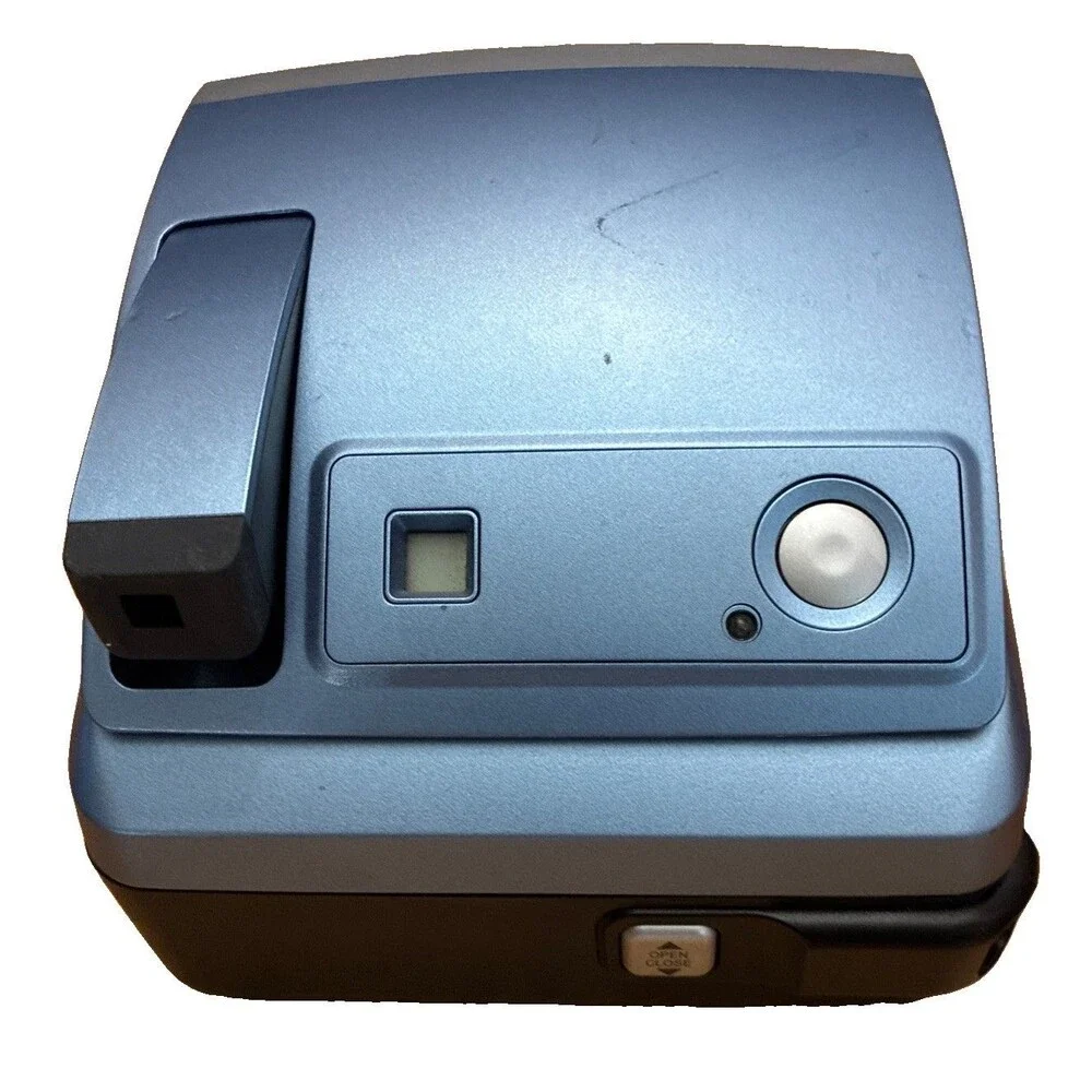 Polaroid One600 Instant Camera Blue Built-In Flash Focus 3’ Range Not Tested